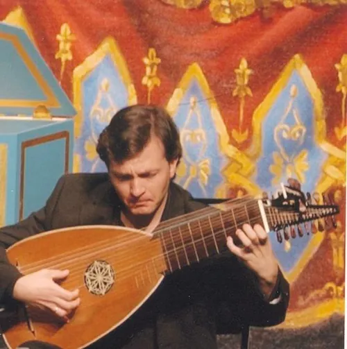 Pedro Jesús Gómez con un laúd