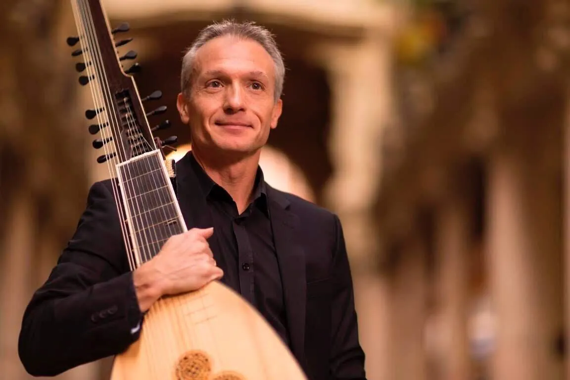 Pedro Jesús Gómez con una tiorba