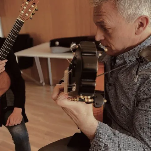 Pedro Jesús Gómez trabajando una guitarra